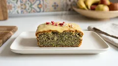 Cuketovo-mákový koláč s citronovou polevou: vláčný a svěží i druhý den