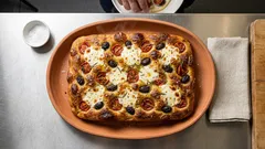 Focaccia s mozzarellou, rajčaty a olivami: měkká uvnitř, křupavá na okrajích