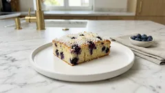 Rafaelo řezy s borůvkami: kokosová krusta a smetana, díky které jsou vláčné i druhý den