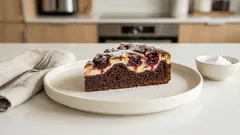 Vláčný kakaový koláč s ricottou a třešněmi – jednoduchý moučník na plech