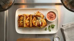 Křupavé mozzarellové kapsy z listového těsta: hotové za 10 minut i s dipem