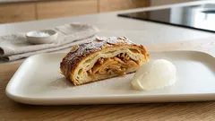 Domácí tvarohový štrúdl s jablky: vláčné těsto, které se netrhá