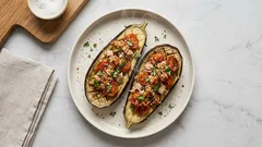 Zapečené lilky s tuňákem a cherry rajčátky – křupavá krusta a minimum práce