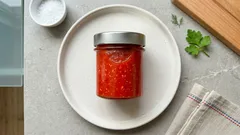 Rajčata s křenem a česnekem na zimu: rychlá nevařená omáčka do sklenic