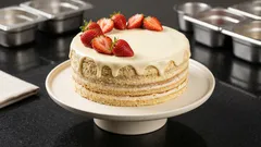 Smetanový dort s jahodami bez trouby: korpusy z pánve a krém ze Salka