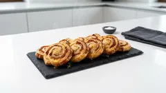 Křupavé slaninové šneky z listového těsta se sýrem a BBQ – hotové za půl hodiny