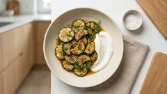 Restovaná cuketa se sezamem a koprem: rychlá večeře s jogurtovo-česnekovou omáčkou