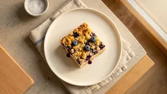 Drobenkový koláč s tvarohem a borůvkami na plech – křupavý vršek, jemný střed